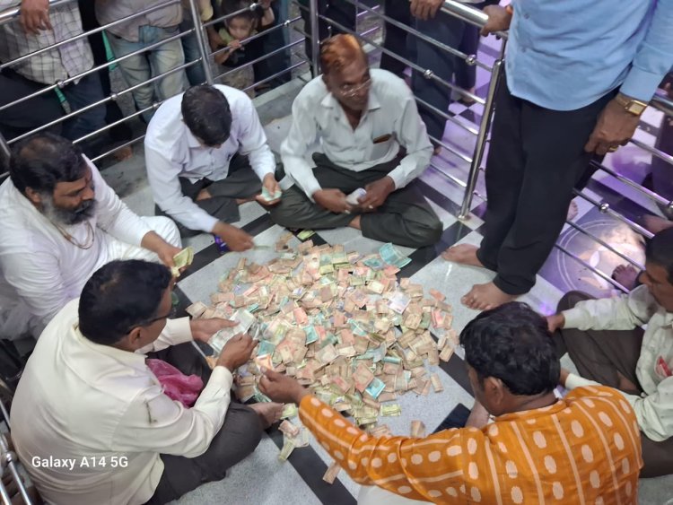 बाड़ी शनिदेव के दर्शन को उमड़ा भक्तों का जनसैलाब