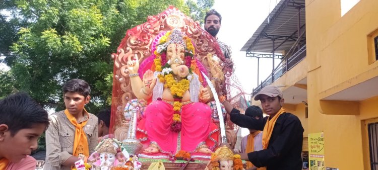 कन्नौज में अनंत चतुर्दशी पर निकाली गई शोभायात्रा।