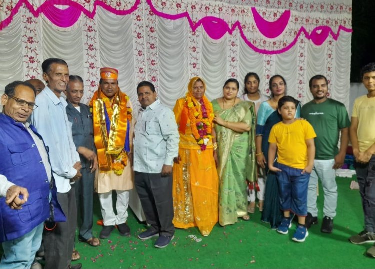 बाबूलाल जीनवाल के सेवानिवृत्ति पर राज्यमंत्री सुरेन्द्र सिंंह झाडावत ने भी दी घर पहूचकर शुभकामनाऐ व बधाई।