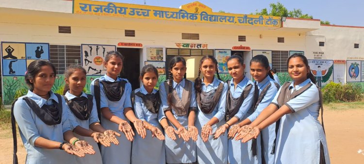 यूथ मतदाताओं ने मेहंदी लगाकर मतदान के लिए किया जागरूक