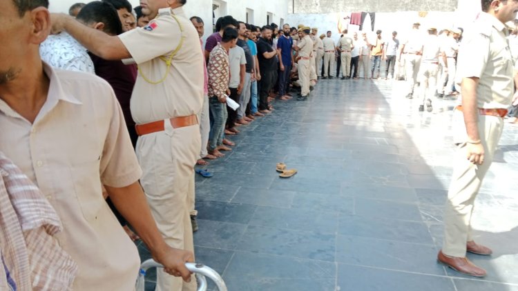पुलिस ने की जेलों की आकस्मिक चेकिंग।