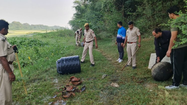 अवैध शराब निर्माण के खिलाफ पुलिस की कार्यवाही।  11 हजार 300 लीटर वाश, कई भट्टियां व उपकरण किये नष्ट।