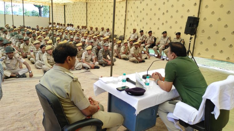 पुलिस लाईन में मनाया दीपावली स्नेह मिलन, अधिकारियों व कर्मचारियों से मिले एसपी दुष्यंत।