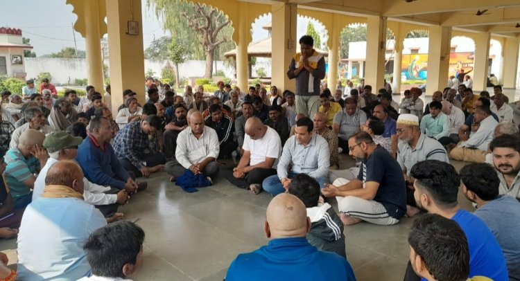 समाज सेविका रतनी देवी सालवी के निधन पर मोक्ष धाम में दो मिनिट का मोन रखकर दी श्रध्दांजली। 