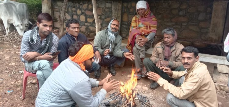 कोहरे की चादर मे लिपटा कन्नौज कस्बा, ग्रामीणों ने अलाव का लिया सहारा।