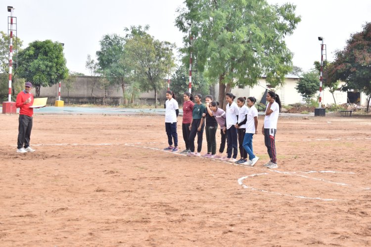 वेस्ट जोन इंटर यूनिवर्सिटी टूर्नामेंट में चयन के लिए खिलाड़ी दिखा रहे दमखम।