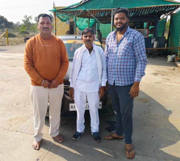 अपने नेताजी की जीत के लिए मन्नत में चप्पल छोड़ी, मन्नत पूरी होने पर सुवालका खाटू श्याम के लिए रवाना।