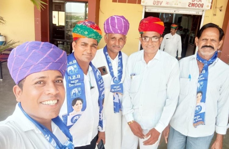 बहुजन समाज पार्टी के उत्तराधिकारी भतीजे आकाश आनंद जी बनने पर मिठाई बाट कर खुशी जाहिर की - जिला यूनिट