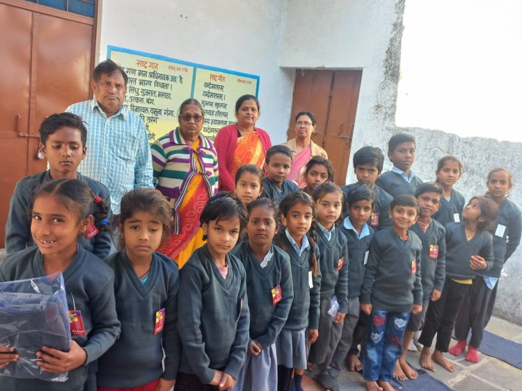 ठिठुरती सर्दी को देखते हुए समाज सेवियों ने ऊनी स्वेटर वितरित किए