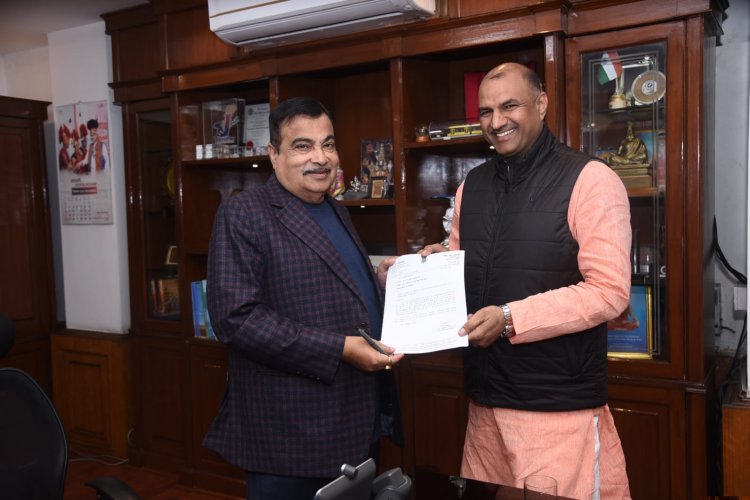 भाजपा प्रदेशाध्यक्ष जोशी ने की नितिन गडकरी से भेंट संसदीय क्षेत्र चित्तौड़गढ़ के राजमार्गों को लेकर की चर्चा।