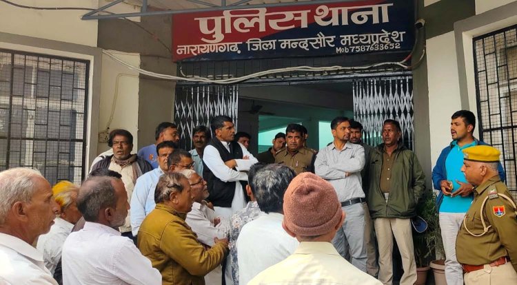 एनडीपीएस एक्ट के 2 वर्ष पुराने प्रकरण में हरसोल आई राजस्थान पुलिस, प्रकरण में शामिल भाजपा नेता के साथ एक युवक को जबरन ले जा रही थी, किसान नेता जोकचन्द के विरोध के बाद छोड़ना पड़ा