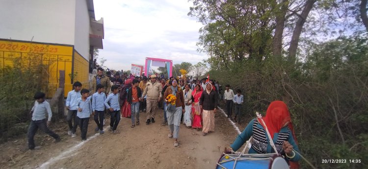 विकसित भारत संकल्प यात्रा का रथ आज सुबह कपासन क्षेत्र के निम्बाहेडा़ व बालारडा़ ग्राम पंचायत पहुंचा ओर वहां केंद्र सरकार की सभी योजनाओं की जानकारी आम नागरिकों को दी