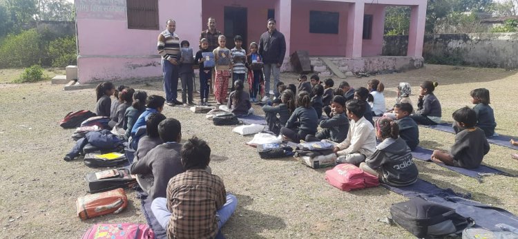 गणेशपुरा विद्यालय में बच्चों ऊनी वस्त्र वितरित, खिल उठे बच्चो के चहरे।