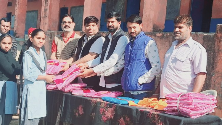 महात्मा गांधी राजकीय विद्यालय घटियावली में कक्षा एक से आठ तक के विधार्थियों को पोशाक वितरण किया।