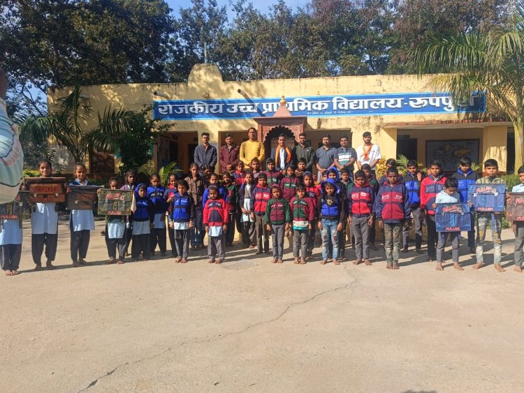 भामाशाह मेहता द्वारा जरूरतमंद बालकों को ऊनी वस्त्र और बेग वितरित किए गए।