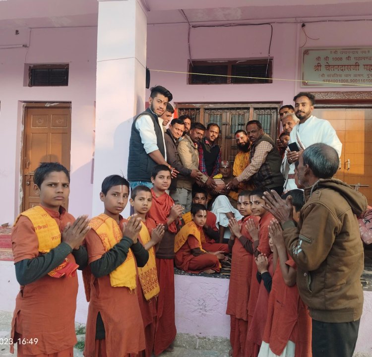 *अयोध्या से आए निमंत्रण, पत्रक पीले चावल( पूजित अक्षत कलश ) को मेवाड़ महामंडलेश्वर स्वामी श्री श्री १००८ श्री चेतन दास जी महाराज के सानिध्य में हर गांव गांव पहुंचा रहे बजरंगी*