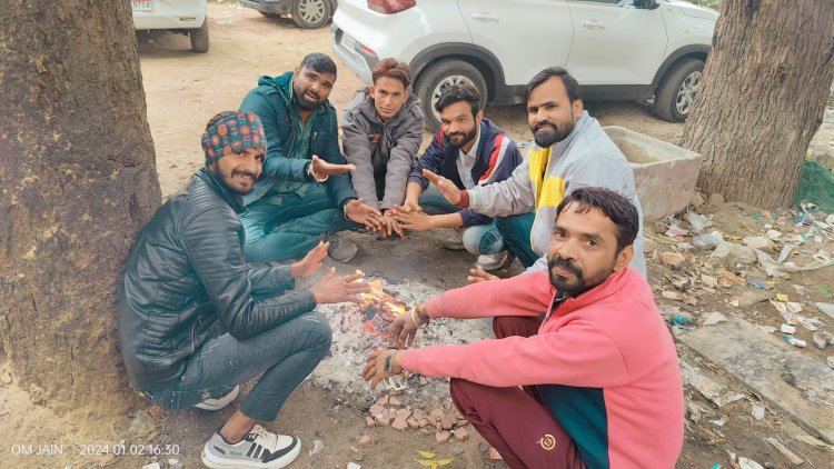 जिले भर में बढ़ रहा कड़ाके की ठंड का असर, बाजारों में भी अलाव का सहारा लेते दिखे लोग।