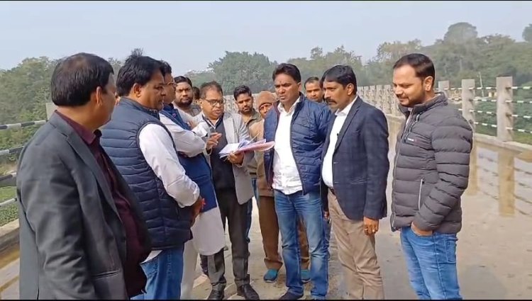 विधायक आक्या ने किया अधूरी पड़ी पुलिया का निरीक्षण, दिए आवश्यक निर्देश।