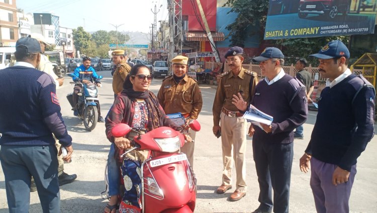 यातायात नियमों की जानकारी के लिए किया जागरूक।  यातायात पुलिस का जागरूकता कार्यक्रम।