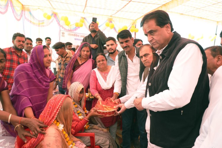 मोदी की गारंटी की गारंटी लेकर बडौली घाटा और अरनोदा पहुंची यात्रा विकसित भारत संकल्प यात्रा शिविर के माध्यम से मिल रही है हर योजना में लाभ मिलने की गारंटी- कृपलानी