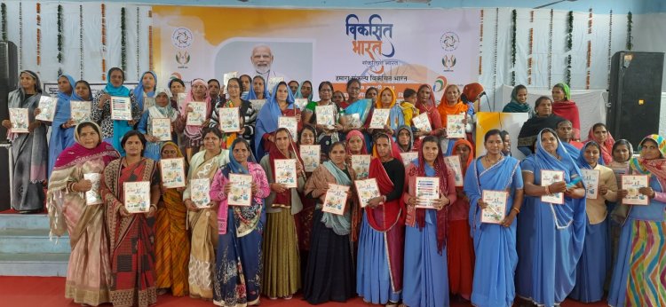 मल्टीमीडिया प्रदर्शनी के दूसरे दिन उमडी भीड़ एवं अवलोकन कर योजनाओ के बारे मे की जानकारी हासिल   