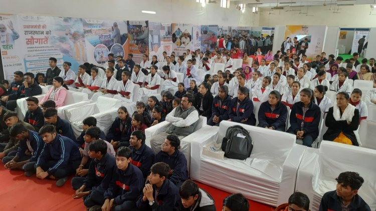 मल्टीमीडिया प्रदर्शनी के दूसरे दिन उमडी भीड़ एवं अवलोकन कर योजनाओ के बारे मे की जानकारी हासिल   