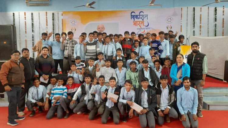 मल्टीमीडिया प्रदर्शनी के दूसरे दिन उमडी भीड़ एवं अवलोकन कर योजनाओ के बारे मे की जानकारी हासिल   