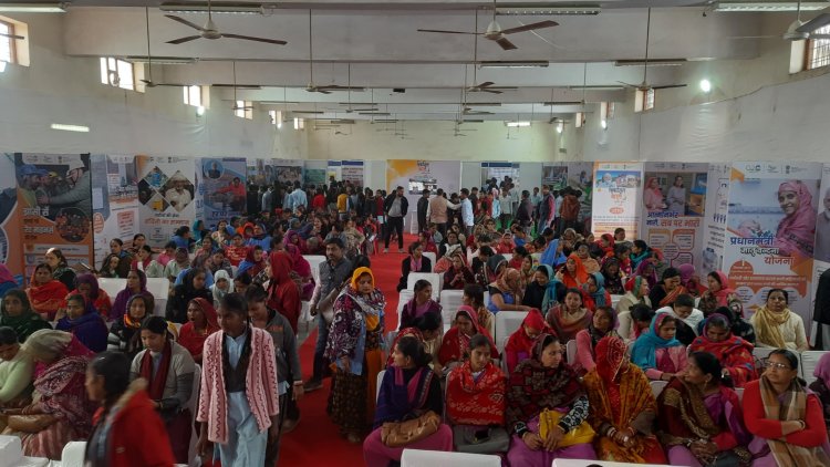 मल्टीमीडिया प्रदर्शनी के दूसरे दिन उमडी भीड़ एवं अवलोकन कर योजनाओ के बारे मे की जानकारी हासिल   