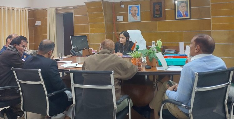 18 वर्ष की आयु पूर्ण कर चुके मतदाताओं के नाम प्राथमिकता से जोड़े- जिला निर्वाचन अधिकारी