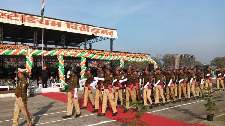 हर्षोल्लास के साथ मनाया गया गणतंत्र दिवस का राष्ट्रीय पर्व   सहकारिता एवं नागरिक उड्डयन राज्यमंत्री श्री गौतम कुमार दक ने ध्वजारोहण कर परेड की ली सलामी
