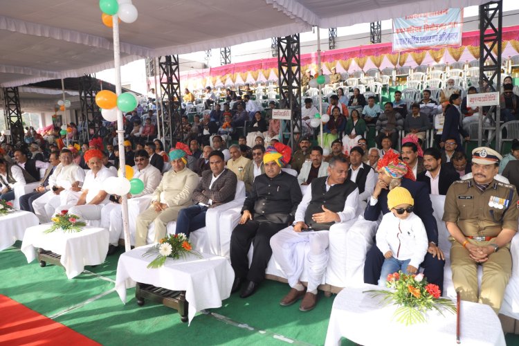 हर्षोल्लास के साथ मनाया गया गणतंत्र दिवस का राष्ट्रीय पर्व   सहकारिता एवं नागरिक उड्डयन राज्यमंत्री श्री गौतम कुमार दक ने ध्वजारोहण कर परेड की ली सलामी