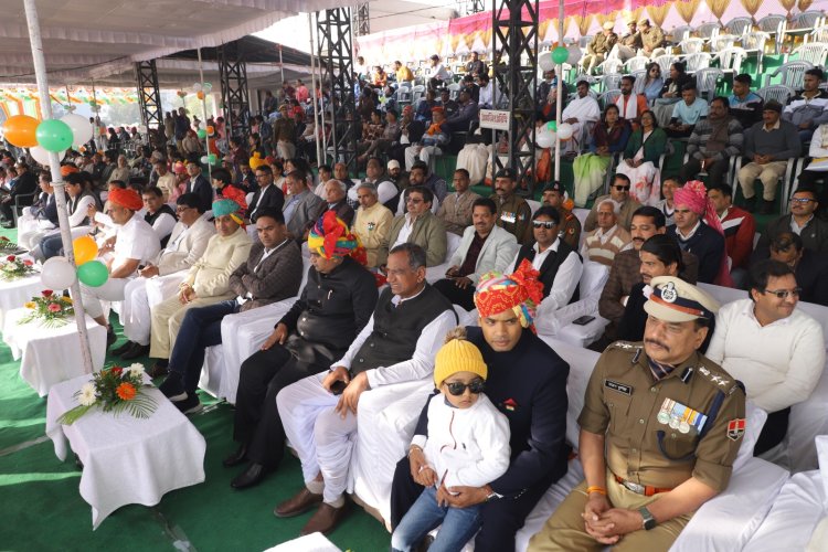 हर्षोल्लास के साथ मनाया गया गणतंत्र दिवस का राष्ट्रीय पर्व   सहकारिता एवं नागरिक उड्डयन राज्यमंत्री श्री गौतम कुमार दक ने ध्वजारोहण कर परेड की ली सलामी