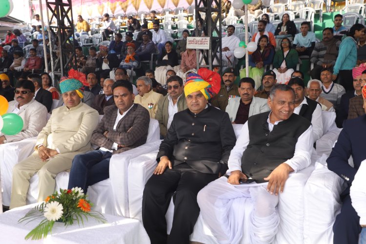 हर्षोल्लास के साथ मनाया गया गणतंत्र दिवस का राष्ट्रीय पर्व   सहकारिता एवं नागरिक उड्डयन राज्यमंत्री श्री गौतम कुमार दक ने ध्वजारोहण कर परेड की ली सलामी