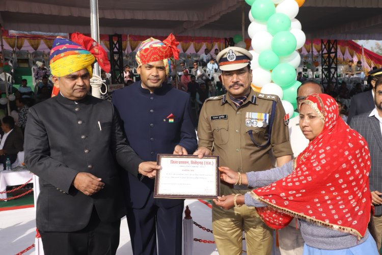 हर्षोल्लास के साथ मनाया गया गणतंत्र दिवस का राष्ट्रीय पर्व   सहकारिता एवं नागरिक उड्डयन राज्यमंत्री श्री गौतम कुमार दक ने ध्वजारोहण कर परेड की ली सलामी