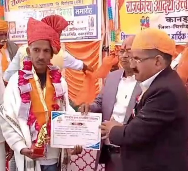 वीरधरा न्यूज़ के आकोला संवाददाता शेख सिराजुद्दीन को गणतन्त्र दिवस समारोह में किया सम्मानित।