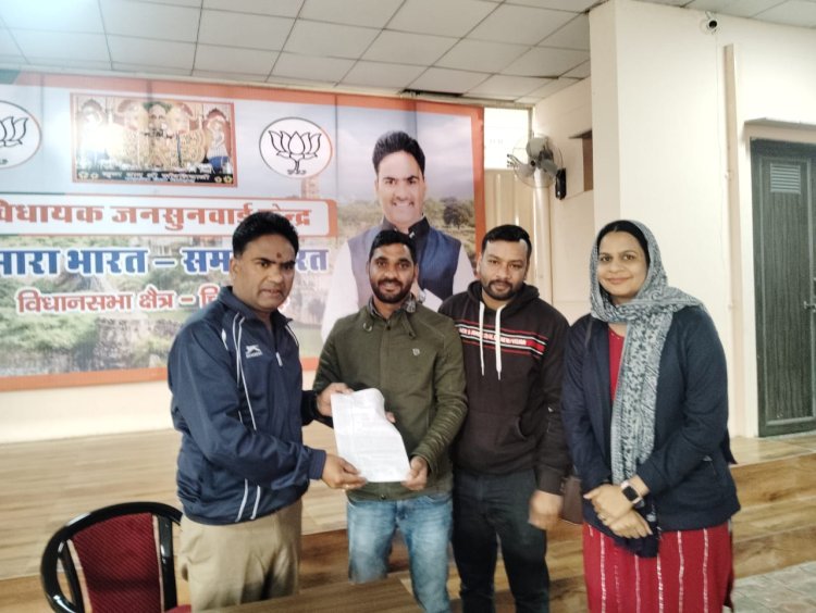 संविदा कम्प्यूटर ऑपरेटरो ने चित्तौड़गढ़ विधायक चंद्रभान सिंह आँक्या को सौपा ज्ञापन।
