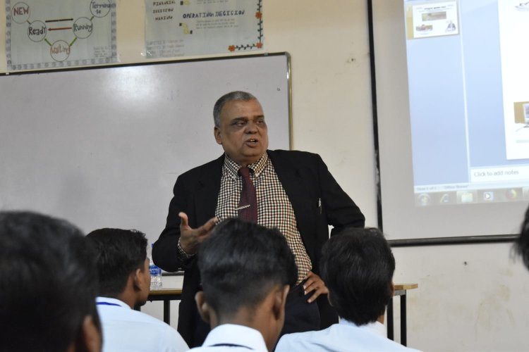 रेडियो की उपयोगिता वर्तमान में भी कम नहींः वीसी डॉ. आलोक मिश्रा वेबिनार में स्टूडेंट्स ने एनडीएलआई की उपयोगिता जानी।
