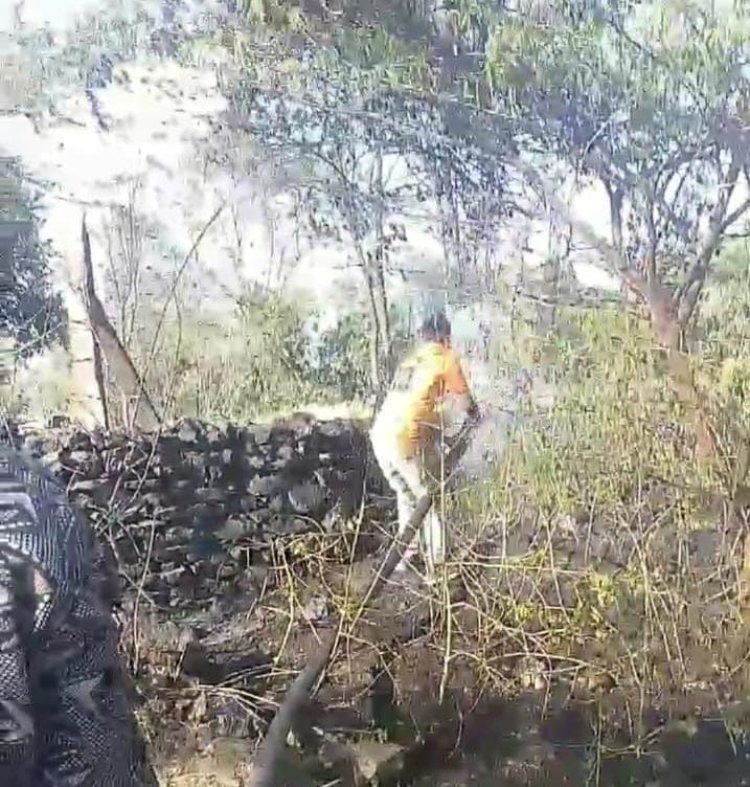 खंबे के पास अचानक आग की लपटें निकलती देख मचा हड़कंप