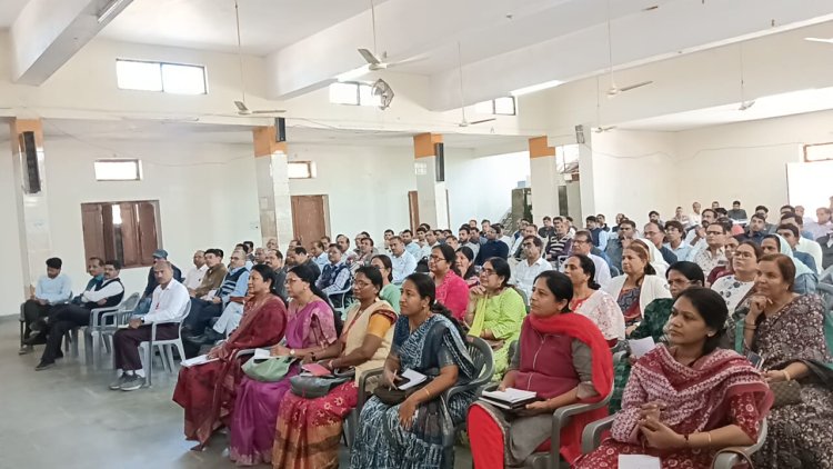 बोर्ड परीक्षाओं पर विक्षकों की आमुखीकरण कार्यशाला जिला कलक्टर ने की शिरकत