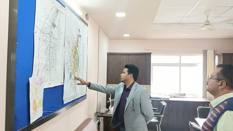 जिला कलक्टर ने किया नगर विकास न्यास का औचक निरीक्षण अभियान चलाकर आवेदनों का शीघ्र निस्तारण करने के निर्देश दिए