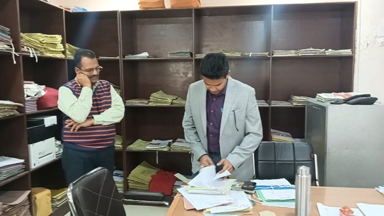 जिला कलक्टर ने किया नगर विकास न्यास का औचक निरीक्षण अभियान चलाकर आवेदनों का शीघ्र निस्तारण करने के निर्देश दिए