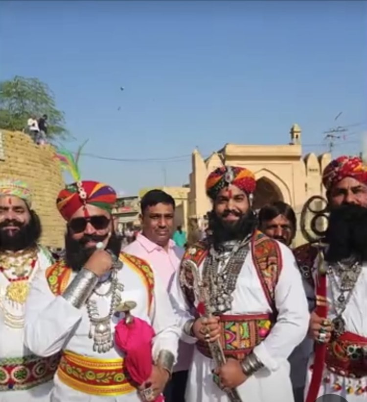 जैसलमेर में इंटरनेशनल डेजर्ट फेस्टिवल:असिस्टेंट प्रोफेसर बने मिस्टर डेजर्ट; साफा बांधने में विदेशियों ने दिखाया उत्साह