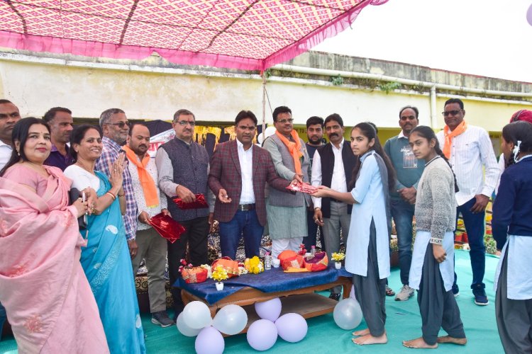 चंदेरिया विद्यालय में बालिकाओ को किया निशुल्क साइकिल वितरण बेटियों के बिना एक सशक्त समाज की कल्पना नही की जा सकती है: विधायक आक्या।