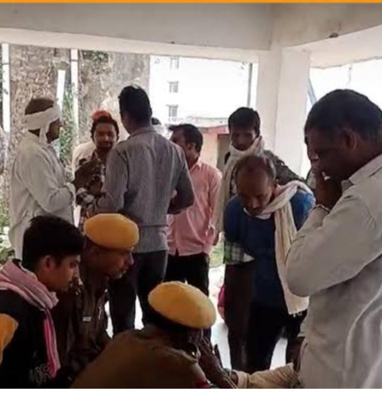 पति ने गहरी नींद में सोई पत्नी का सिर काटा:कुल्हाड़ी से ताबड़तोड़ 3 वार किए; घर से बाहर भाग कर खुद को भी आग लगा ली