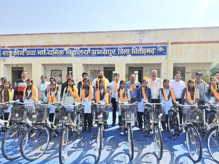 अभयपुर विद्यालय मे साईकिल पाकर बालिकाओं के चेहरे खिले।