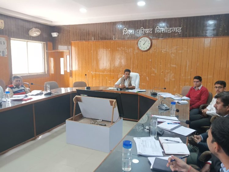 जिला कलक्टर ने ली अधिकारियों की साप्ताहिक समीक्षा बैठक विभिन्न योजनाओं एवं कार्यक्रमों की समीक्षा की
