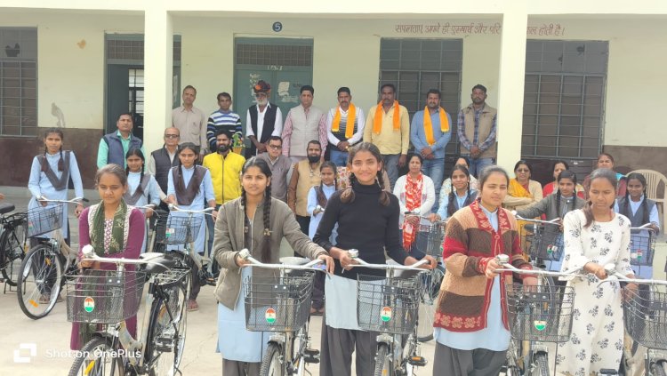 राउमावि सामरी में 42 बालिकाओं मिली साईकिल, खिल उठा चहरा।