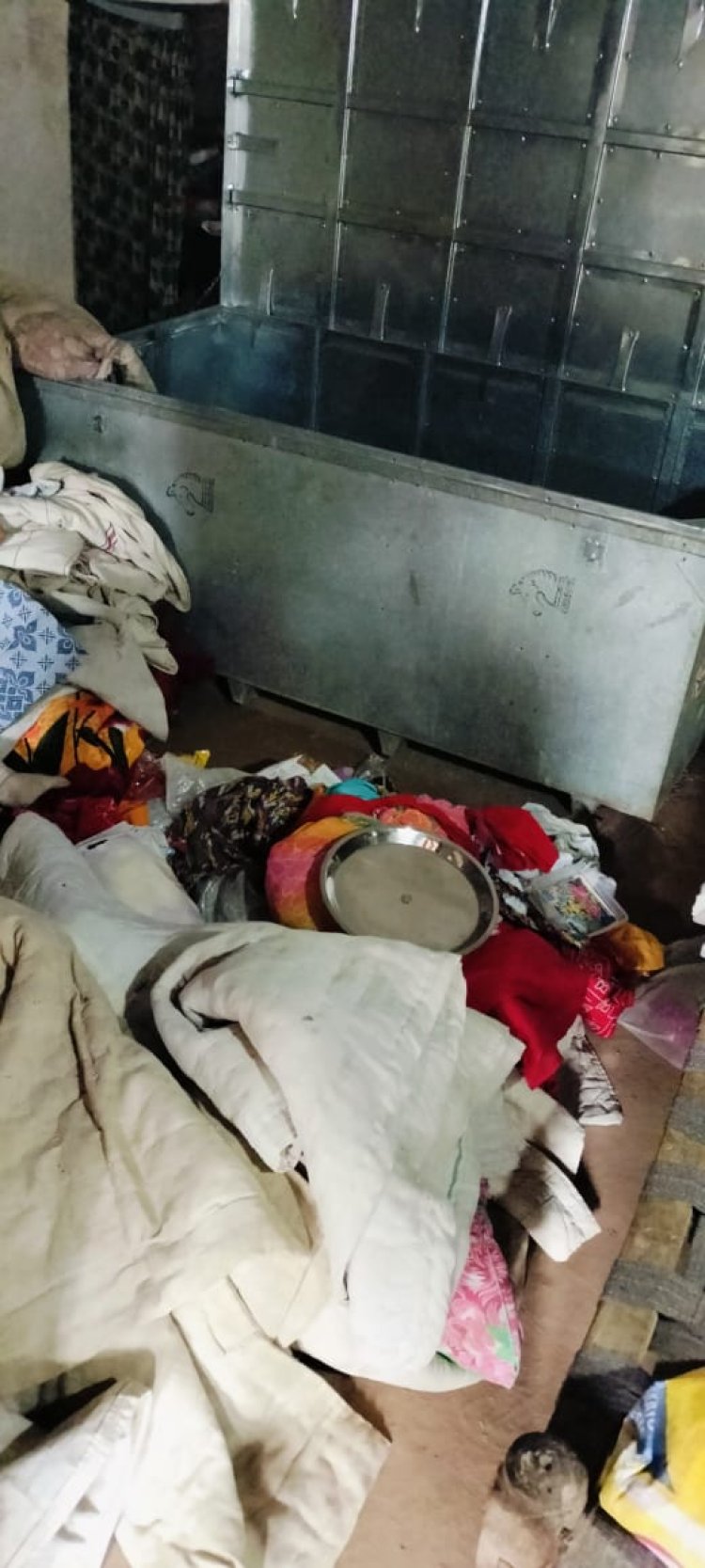 चोरों ने तोड़े ताले करीब 4 लाख की चोरी का अनुमान गांव में फैली सनसनी