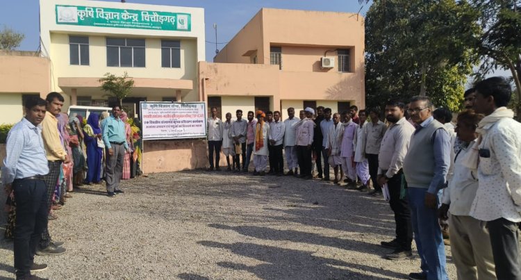 अजोला उत्पादन एवं पशुओ को खिलाने के महत्व पर प्रशिक्षण का आयोजन।