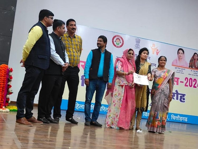 अन्तर्राष्ट्रीय महिला दिवस के जिला स्तरीय समारोह मे बामनिया आँगनवाड़ी कार्यकर्त्ता मंजु जैन माता यशोदा पुरुस्कार से सम्मानित।